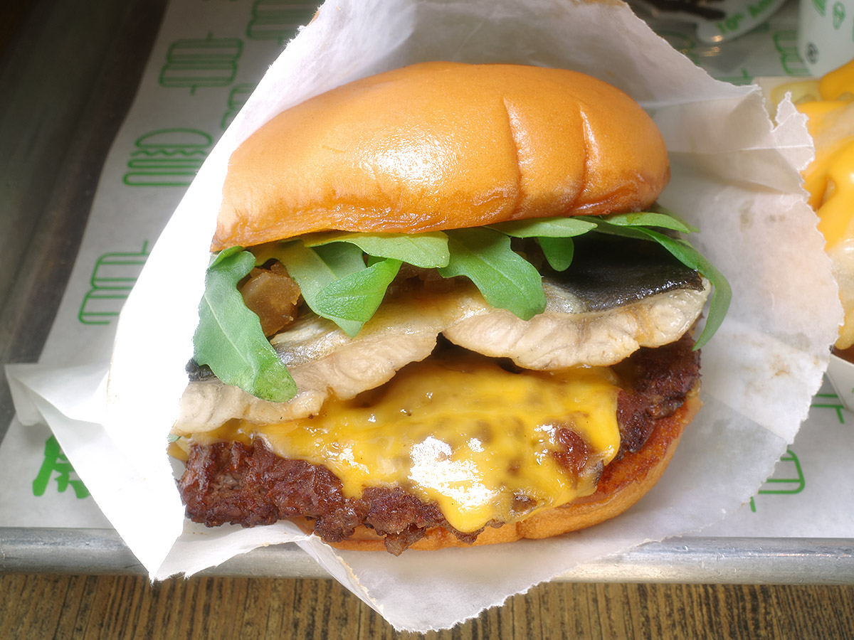 Shake Shack日本上陸10周年記念！ 限定バーガーなど4品のセットを2日間